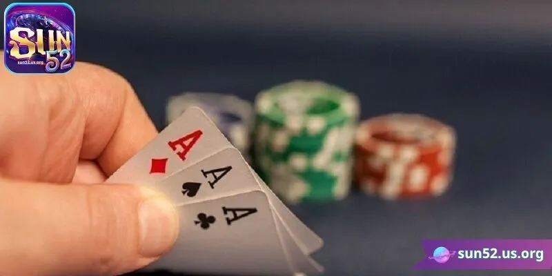 Quan sát đối thủ để đưa ra quyết định tố hợp lý